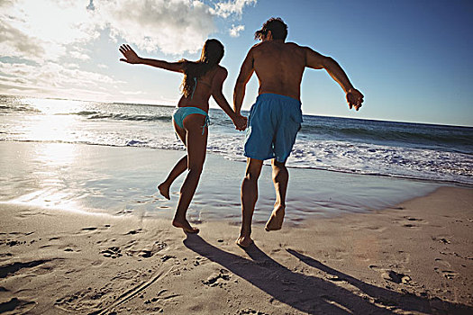 情侣,跑,海滩,后视图,握手