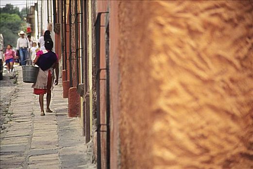 墨西哥,圣米格尔,女人,走,人行道,桶,后面