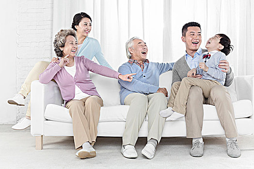 穿休閑服裝坐在沙發上的一家人