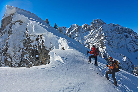 两个,登山,滑雪,旅游,冬天,雪,斜坡,顶峰,山脊,后面,格拉鲁斯,阿尔卑斯山,瑞士,欧洲