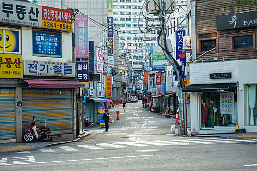 清晨时分的韩国首尔忠武路附近的街头景观