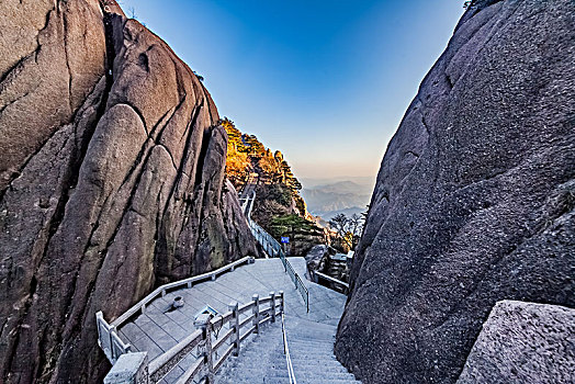 安徽省黄山市黄山风景区步行栈道建筑景观