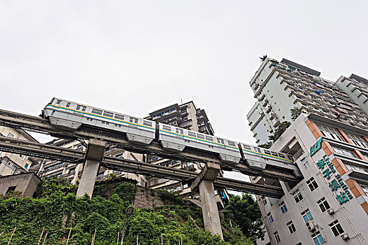 重庆李子坝地铁站的地铁