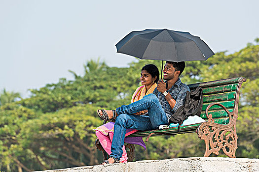 年轻,情侣,伞,坐,公园长椅,堡垒,高知,喀拉拉,印度,亚洲