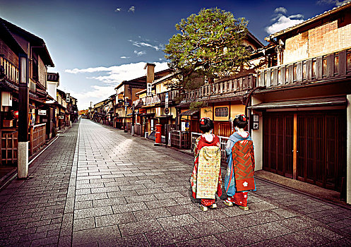 两个,鸾舞伎,艺伎,彩色,和服,长,阔腰带,走,空,街道,袛园,地区,京都,日本,亚洲