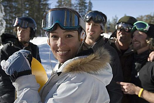 肖像,年轻,女人,穿,滑雪护目镜,耳机