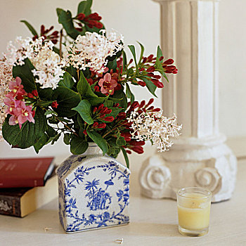花束,蓝色,白色,瓷器,花瓶,蜡烛,脚,柱子