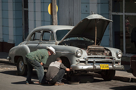 两个男人,修理,老爷车,街道,西恩富戈斯,省,古巴,中美洲