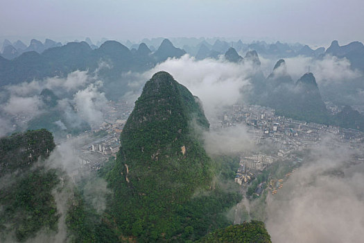 雨后的的喀斯特地貌风光更妖娆