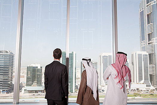 商务人士,向窗外看,迪拜,办公室