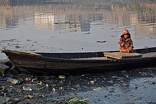 孩子,坐,船,水,河,制革厂,区域,达卡,城市,孟加拉,下水道,制作,黑色