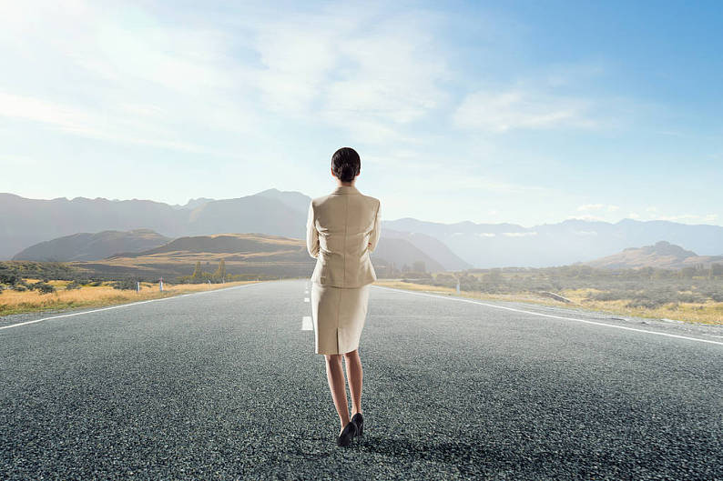 途中_成功_混合_职业女性_站立_背影_正视_媒体_高清图片_全景视觉