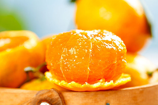一个削皮的蜜橘