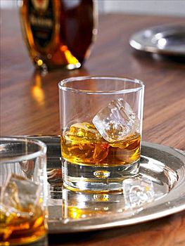 威士忌酒,岩石上,冰