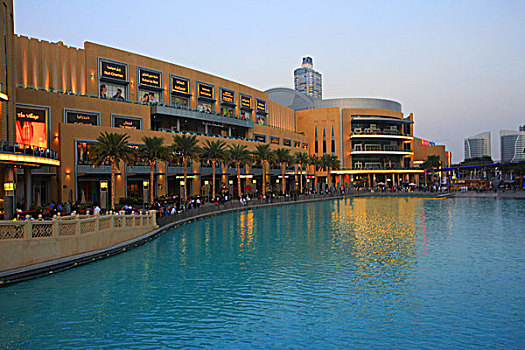 迪拜世界最大商城内外建筑足球场大小