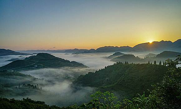 重庆酉阳,夕阳无限美,点灯祈福长