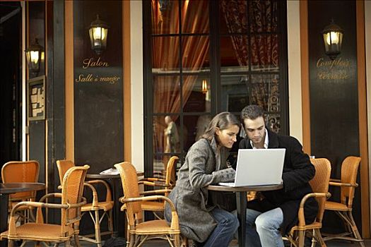 伴侣,用电脑,露天咖啡馆,巴黎,法国