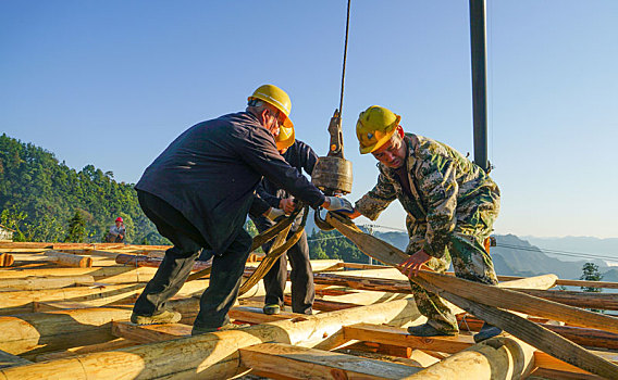 返璞归真,土家人新建土家吊脚楼搞乡村旅游