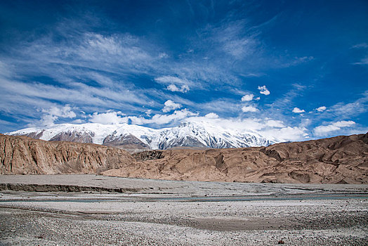 新疆喀什至塔县314国道塔什库尔干河谷边的雪山