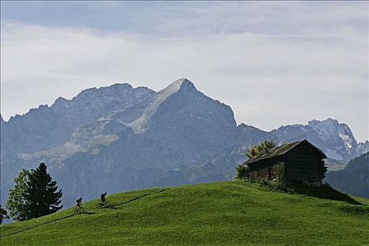两个,山地车手,靠近,高山,阿尔卑斯峰,楚格峰,背影,左边,右边,上弗兰科尼亚,巴伐利亚,德国