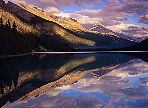 加拿大,艾伯塔省,班芙国家公园,黄昏,反射,云,山,湖