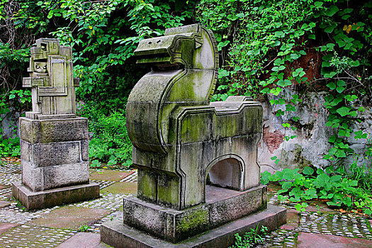 重庆市开县盛山公园中十二生肖雕刻中的马属象