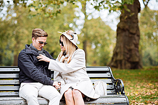 时髦,年轻,情侣,坐,公园长椅,伦敦,英格兰,英国