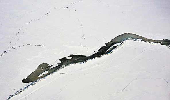 航拍冰冻的河流