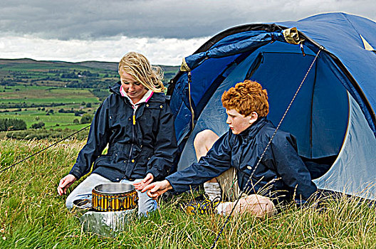 英国,北威尔士,雪墩山,两个孩子,烹饪,露营