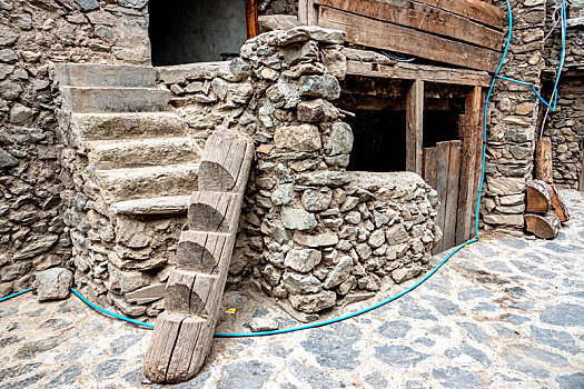 四川凉山,木里县纳西古寨俄亚大村的入户独木梯子