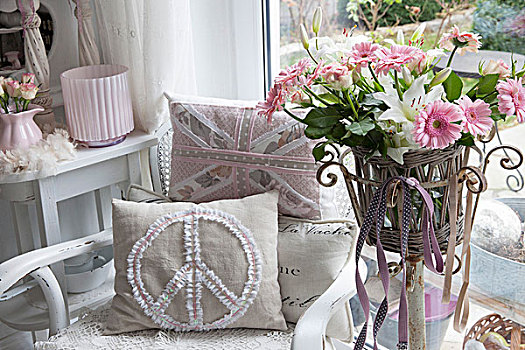 垫子,浪漫,扶手椅,粉色,大丁草,雏菊,柳条篮,植物,站立,靠近,大窗