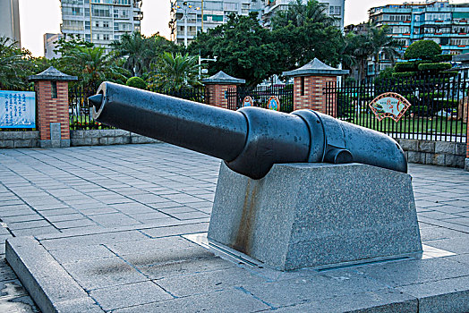 广东省汕头市石炮台,崎碌炮台,公园门前的古炮