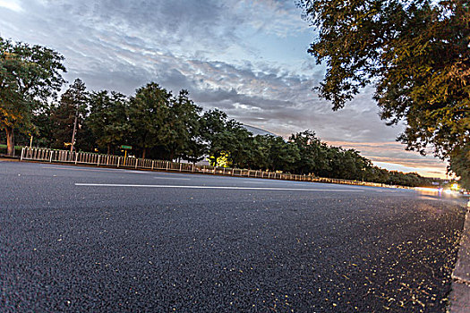 夕阳下的北京道路