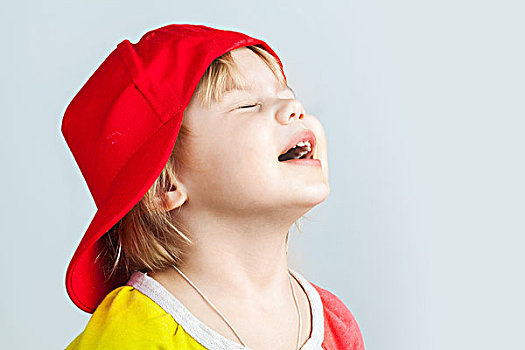 棚拍,肖像,高兴,女婴,红色,棒球帽,上方,灰色,墙壁,背景
