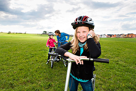 女孩,戴着,自行车头盔,母亲,姐妹,背影,自行车,正面,乡村风光