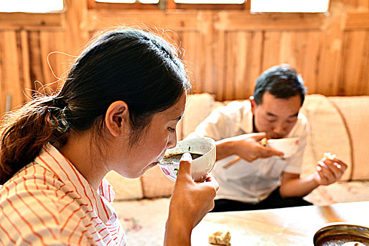 贵州遵义,油茶香飘中元节