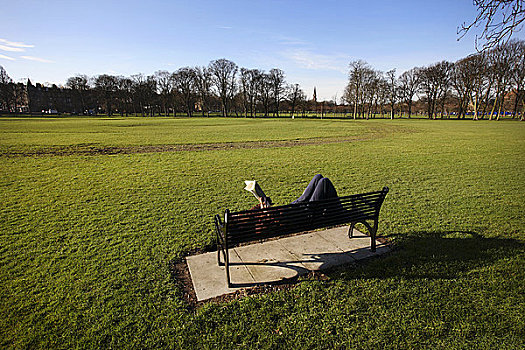 苏格兰,中洛锡安郡,爱丁堡,男人,读,躺着,长椅,公园