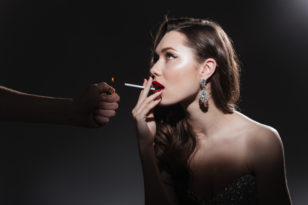 女人吸烟侧脸黑白图片图片