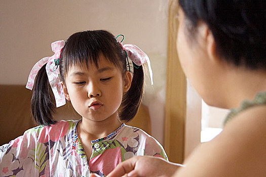 拍摄于亚洲,中国,上海,和母亲交流中的女孩,2005年7月
