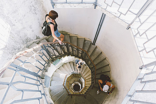 俯拍,三个,年轻人,向下,螺旋楼梯,科莫,伦巴第,意大利