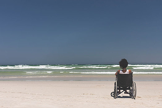 美女,坐,轮椅,海滩
