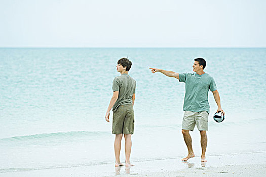 父亲,青少年,儿子,海滩,男人,拿着,球,指向,看别处