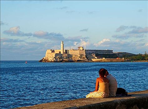 坐,夫妇,墙壁,看,海洋,哈瓦那,古巴,后视图