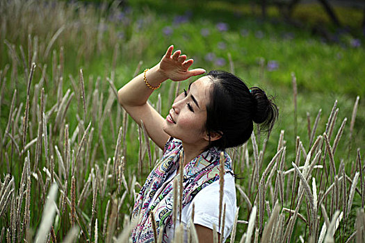 美女,旅游,休闲,度假,花坛,花丛,玩耍,姿势,姿态,优雅,瞭望,想象,憧憬,希望,27