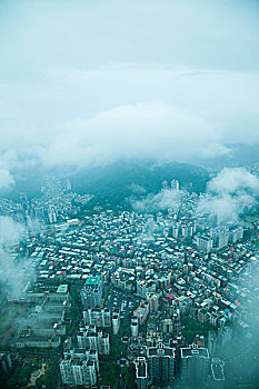 台湾台北市140大厦上眺望云雾中的台北市景