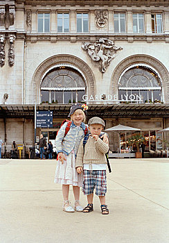 两个孩子,站立,正面,里昂火车站,巴黎
