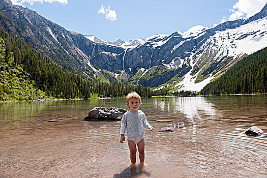 孩子,涉水,水中,冰川国家公园,蒙大拿,美国