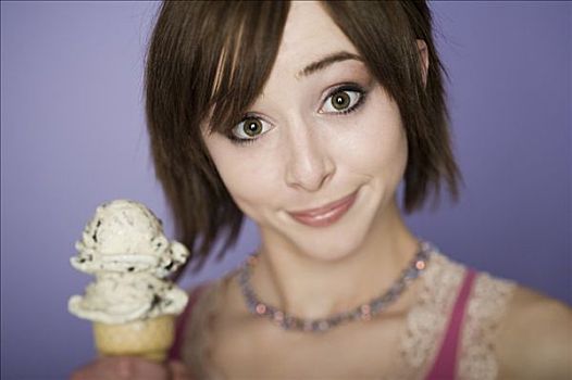 肖像,女青年,拿着,冰淇淋蛋卷