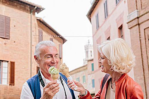 游客,情侣,吃,冰激凌蛋卷,锡耶纳,托斯卡纳,意大利