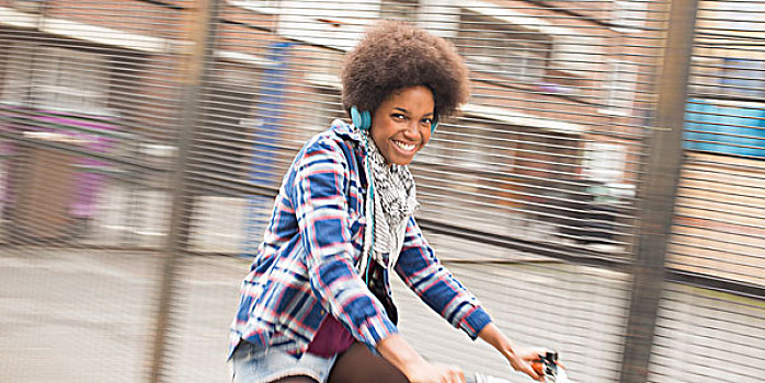 女人,骑自行车,城市街道